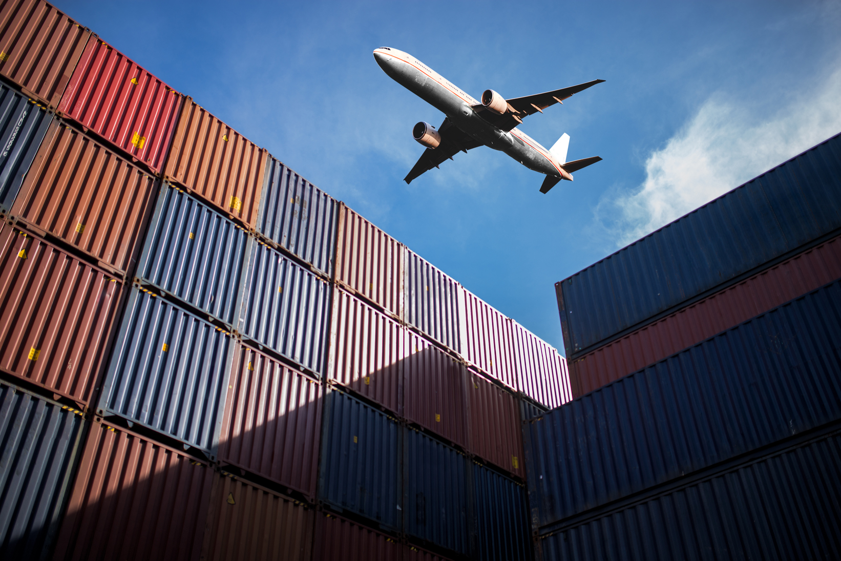 Flugzeug und Frachtcontainer