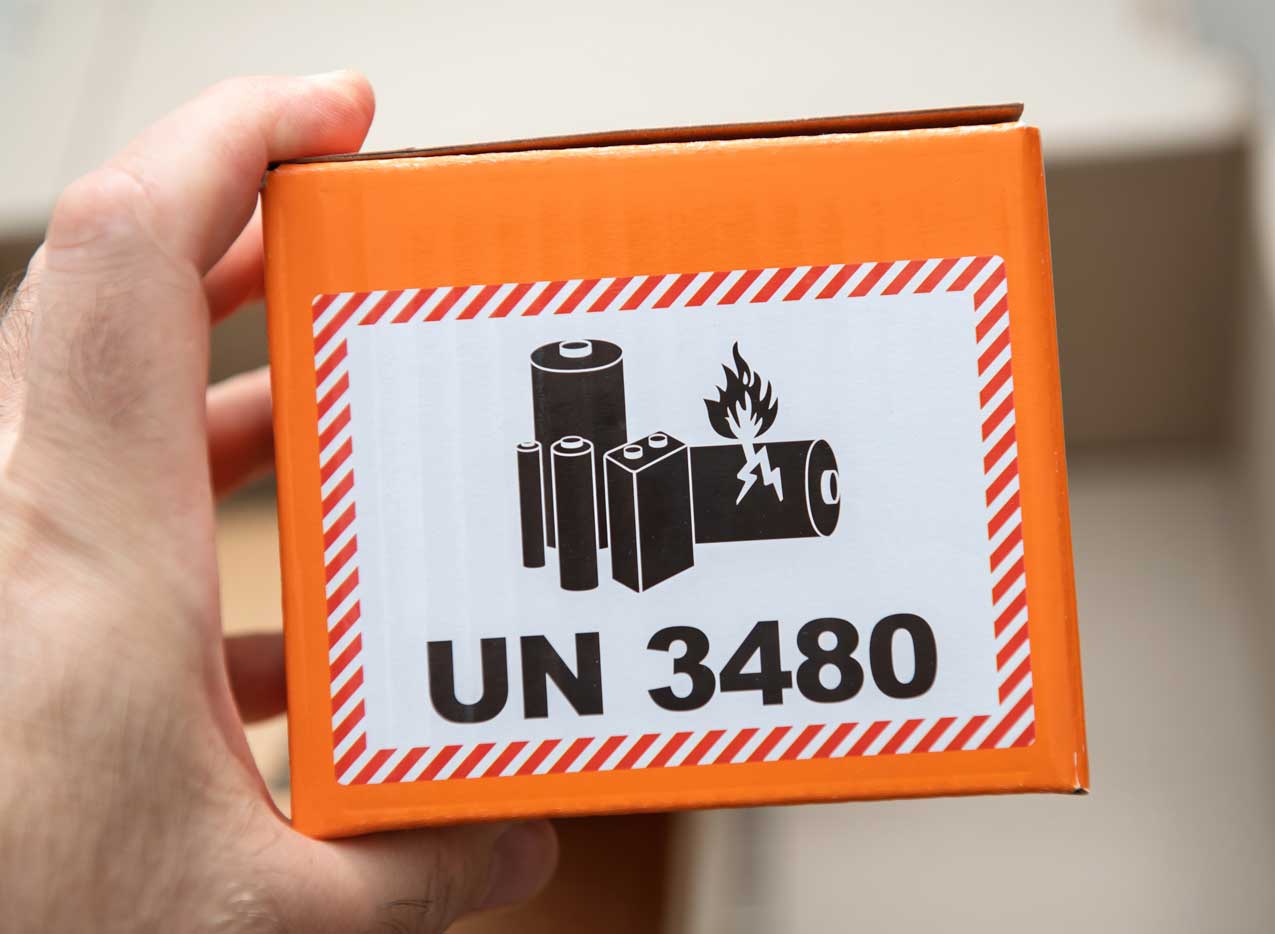 UN 3480 Aufkleber auf einem Paket