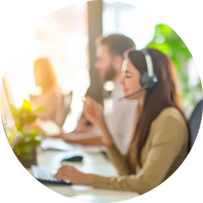 Mitarbeiter Kundenservice bei der Arbeit