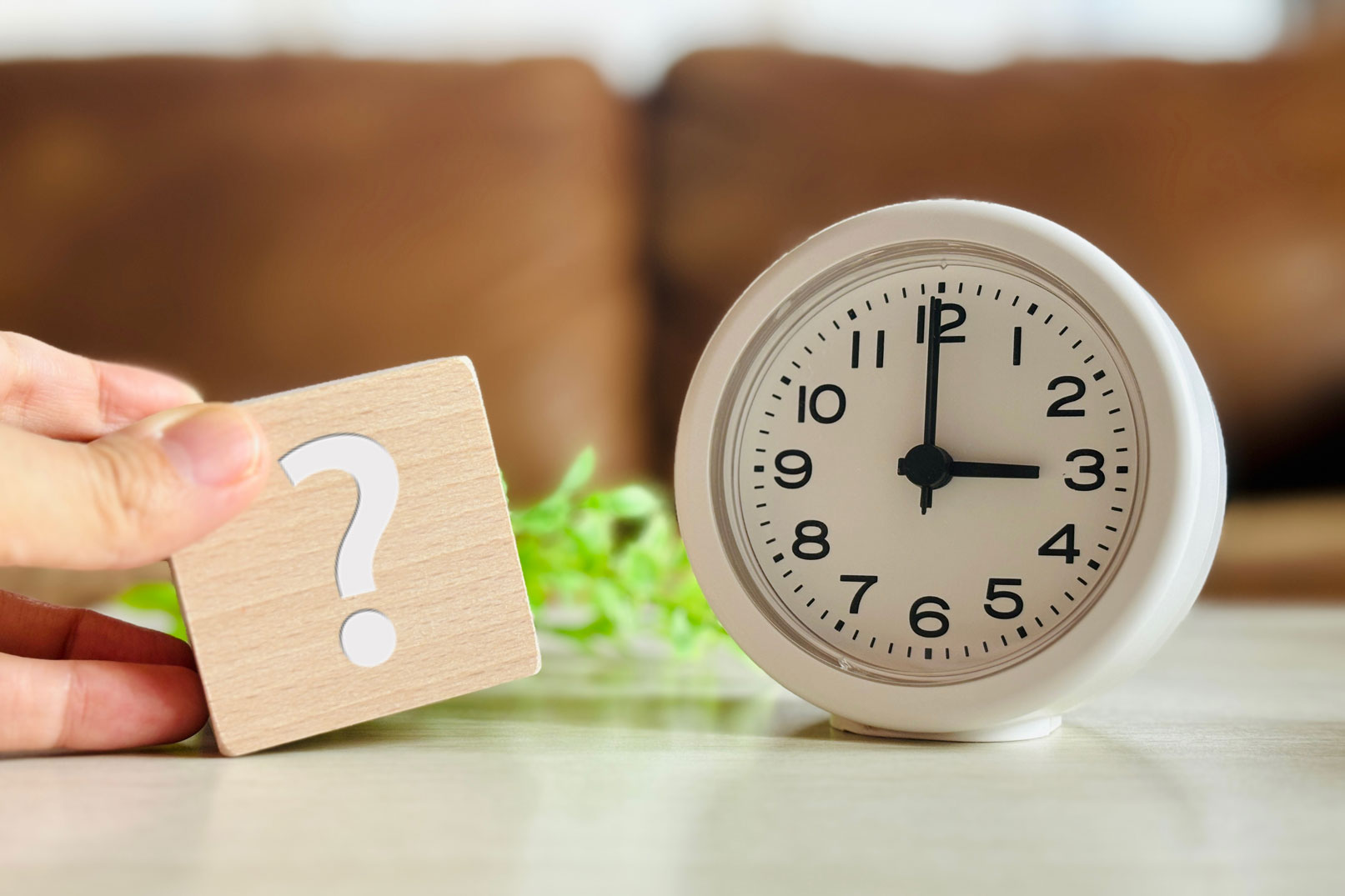 Symbolbild zur R�um- und Streupflicht: Uhr und Fragezeichen stehen f�r zeitliche Vorgaben beim Winterdienst.