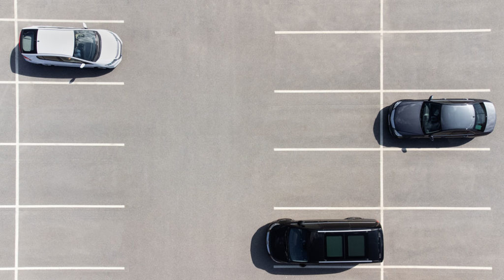 Mitarbeiterparkplatz von oben mit abgestellten Fahrzeugen 
