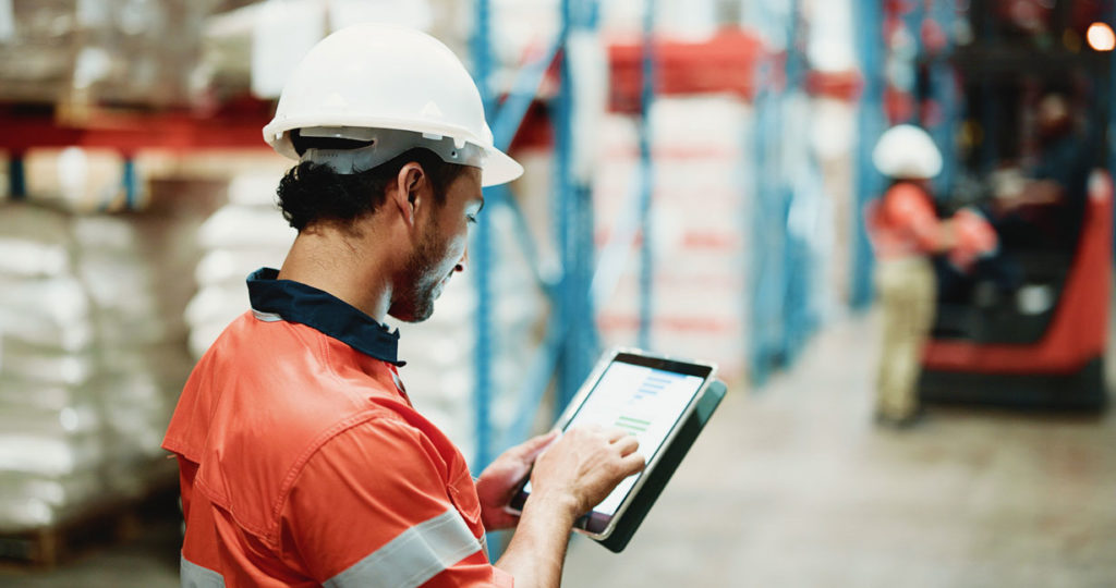 Sicherheitsmitarbeiter mit Tablet im Lager