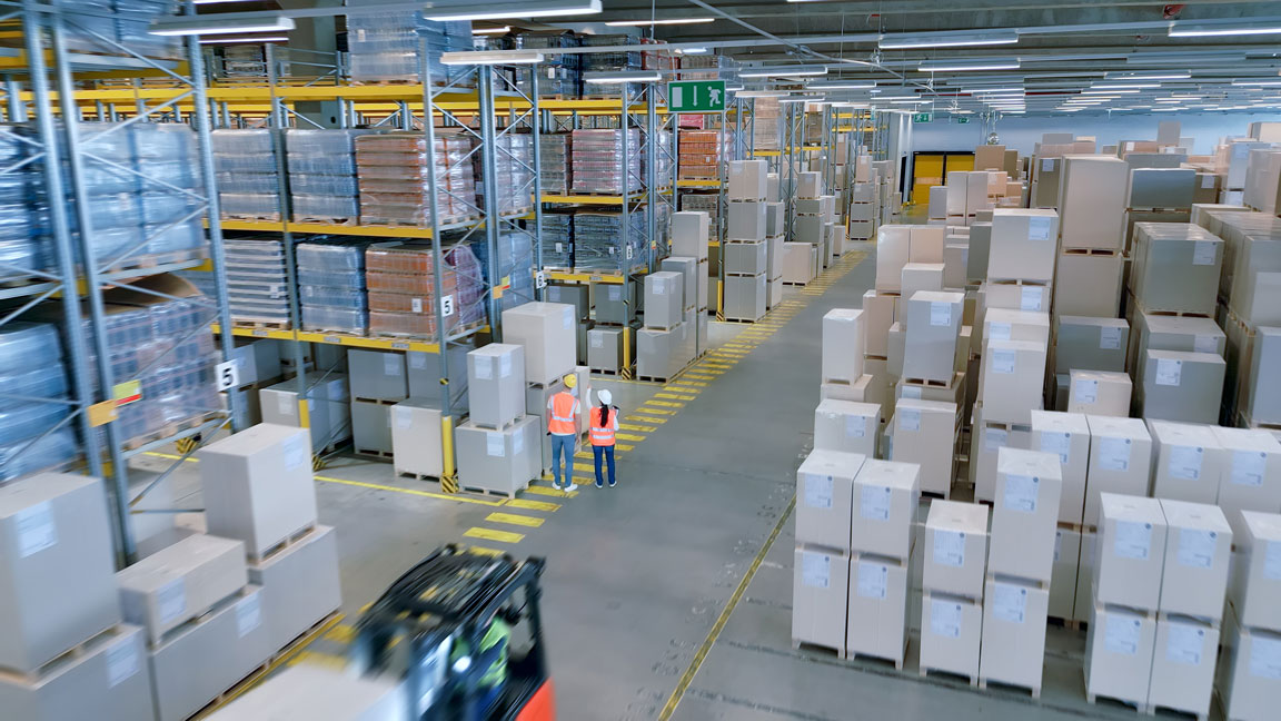 Beitragsbild von Lagerhalle kennzeichnen: Checkliste & Produkte | Aufkleber.org