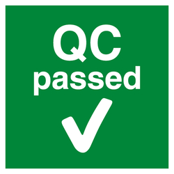 Qualitätskennzeichen QC passed mit Haken Grün Quadratisch