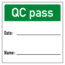 Qualitätskennzeichen QC pass mit Datum und Name Weiß Quadratisch