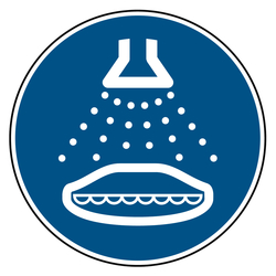 Gebotszeichen Wasserspr&uuml;hanlage einschalten beim Aussetzvorgang DIN EN ISO 7010 M043