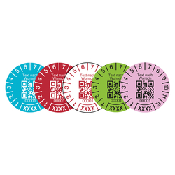 Jahrespr&uuml;fplakette mit Wunschtext, QR Code und fortlaufender Nummerierung rund mit Jahreszahl