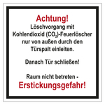 Feuerwehrzeichen L&ouml;schvorgang mit CO2-Feuerl&ouml;scher durch T&uuml;rspalt Folie 200 x 200 mm Einzeletikett