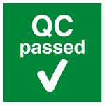 Qualitätskennzeichen QC passed mit Haken Grün Quadratisch