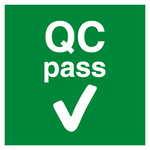 Qualitätskennzeichen QC pass mit Haken Grün Quadratisch